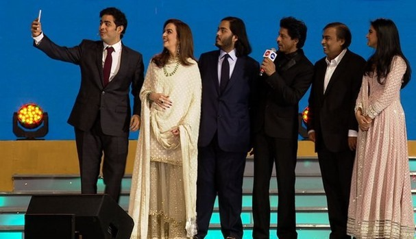 Reliance-Jio-Launch-Family-Selfi